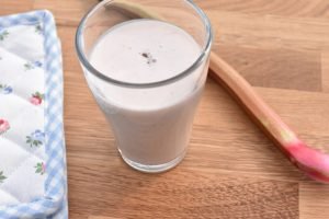 Rabarberkoldskål - nem opskrift på koldskål med rabarber