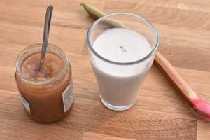 Rabarberkoldskål - nem opskrift på koldskål med rabarber