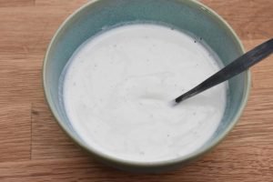 Sommersalat med agurk - agurkesalat med hvid dressing