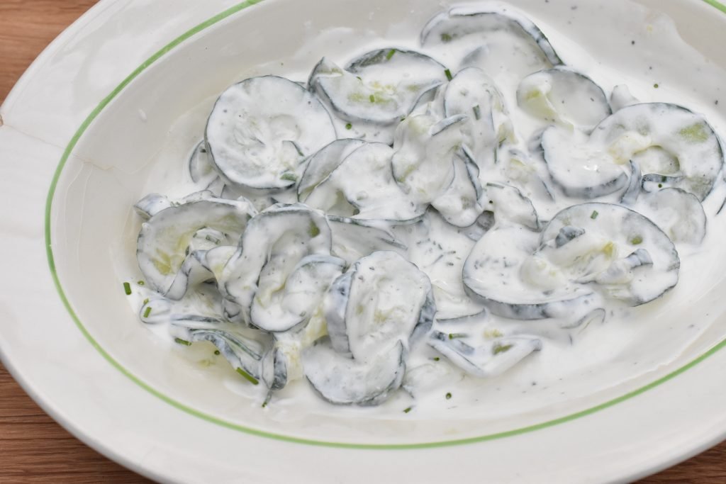 Sommersalat med agurk - agurkesalat med hvid dressing